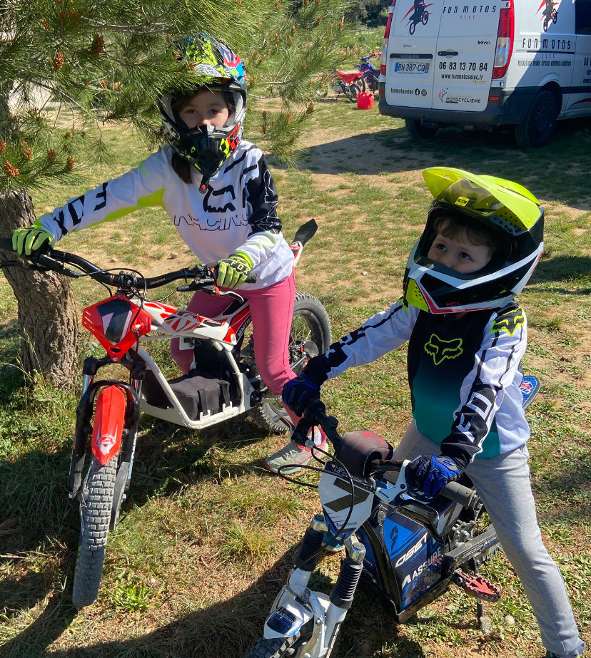 motos electriques enfants 4 / 7 ans AVEC PANTALON ET MAILLOT MANCHES LONGUES OBLIGATOIRE
