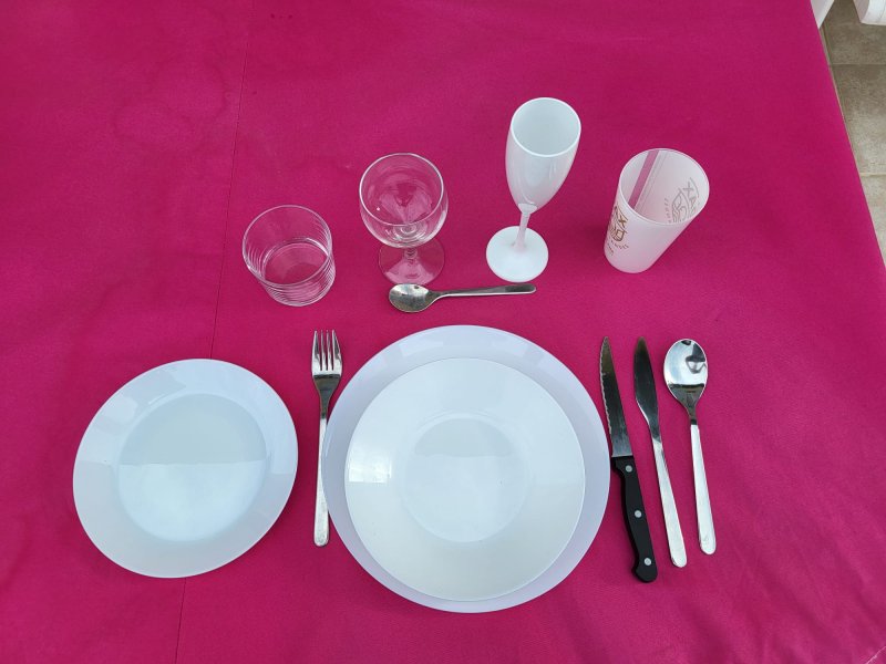 Lot de 10 x 3 assiettes + 4 couverts + 4 verres
