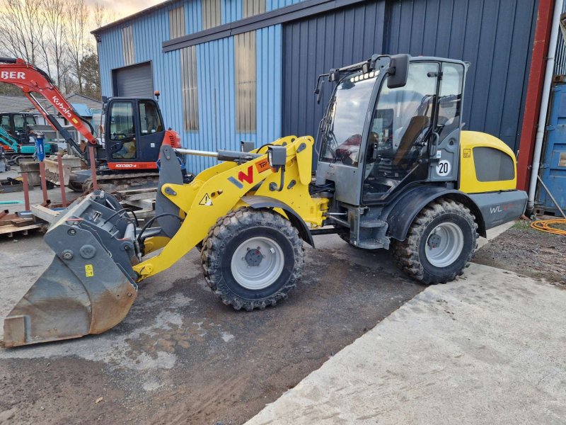  Chargeuse Wacker Neuson 800L avec fourches